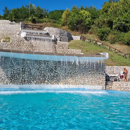 Panonika アパート トゥズラ